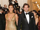 Irina aiková a Bradley Cooper na Met Gala (New York, 7. kvtna 2018)