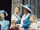 Princezna Diana, princ Harry a princ William na balkonu Buckinghamského paláce...