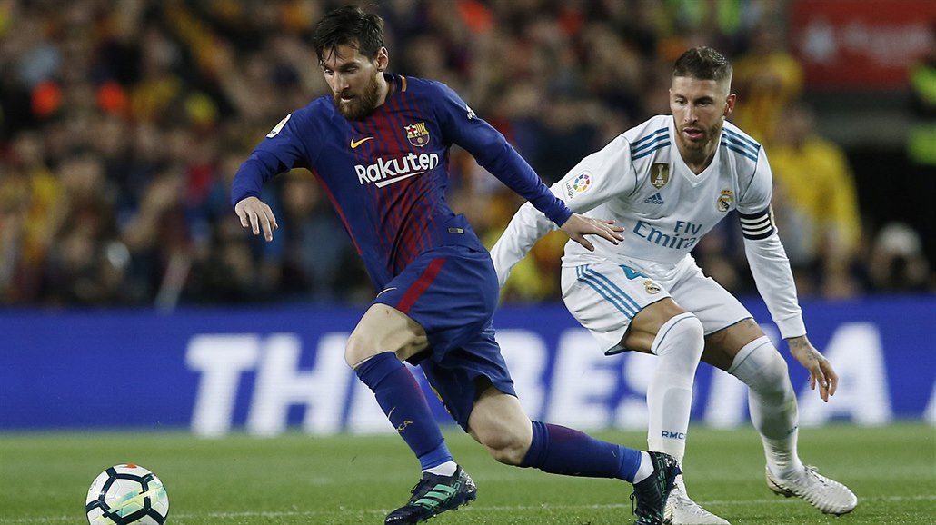 Lionel Messi utíká z dosahu Sergia Ramose.