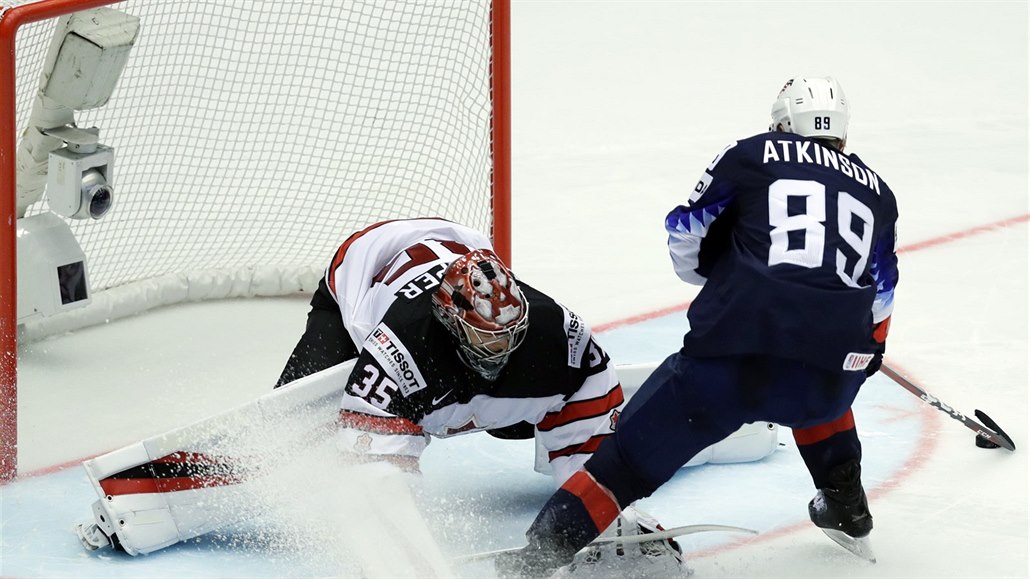 Americký úto�ník Cam Atkinson p�ekonává kanadského branká�e Darcyho Kuempera.