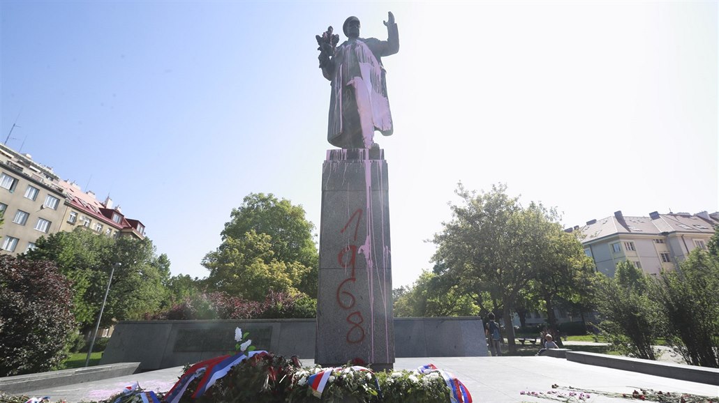 Pomník mar�ála Kon�va se stal znovu ter�em vandal�. Stejn� jako p�ed n�kolika...