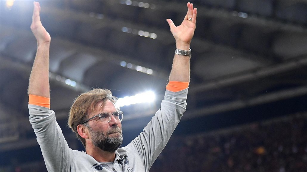 Jürgen Klopp slaví s fanoušky Liverpoolu postup do finále fotbalové Ligy mistrů.