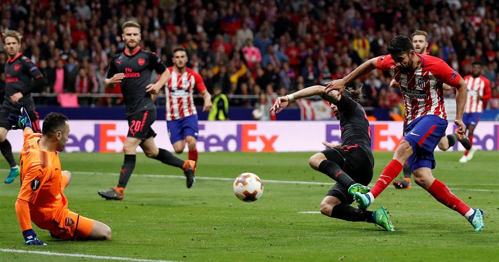 Úto�ník Diego Costa z Atlétika Madrid po chyb� obrany Arsenalu st�ílí úvodní...