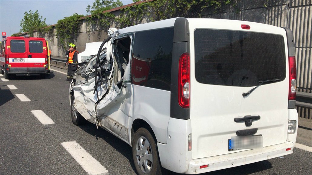 Na dálnici D2 se ráno srazily dvě dodávky, dálnice byla uzavřená