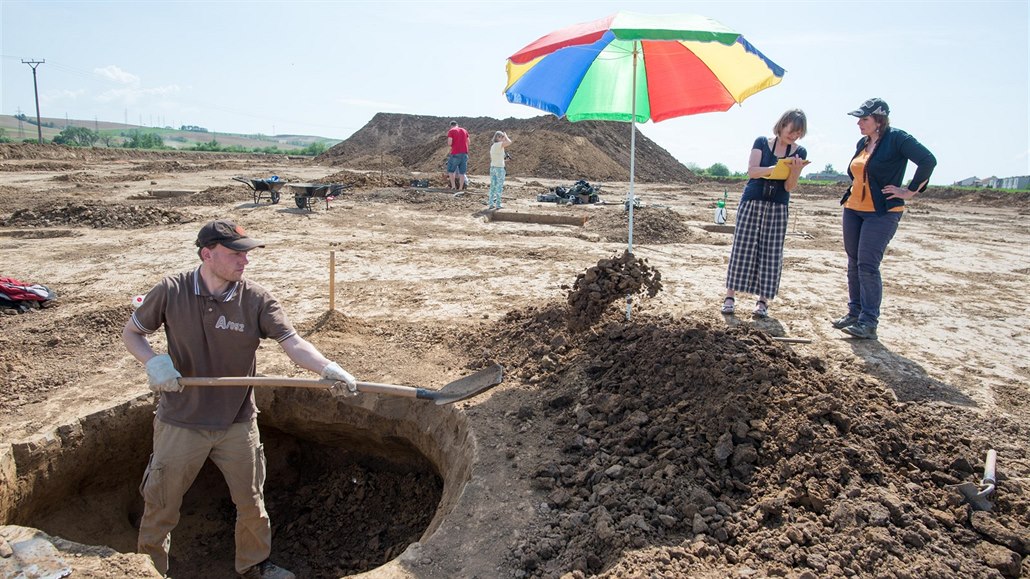 Pod dálničním obchvatem Otrokovic, který právě vzniká, se o průzkum postaral Ústav archeologické památkové péče Brno. O to, kdo tyto práce provede pod úsekem D55 Babice – Staré Město, vedou archeologové a silničáři spor.