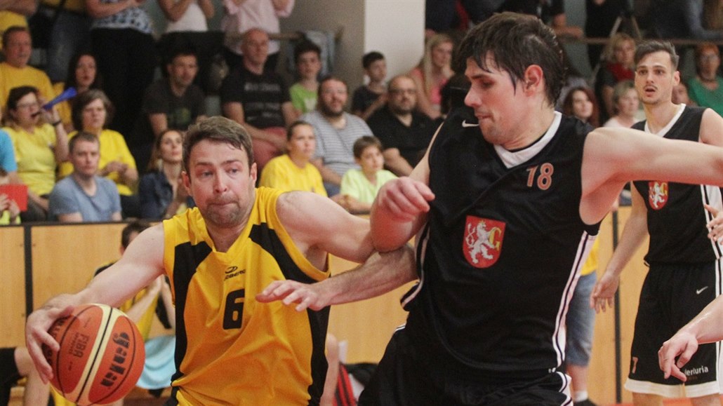Jihlavský basketbalista Jakub Dokulil (vlevo) obchází Petera Majeríka z Hradce...