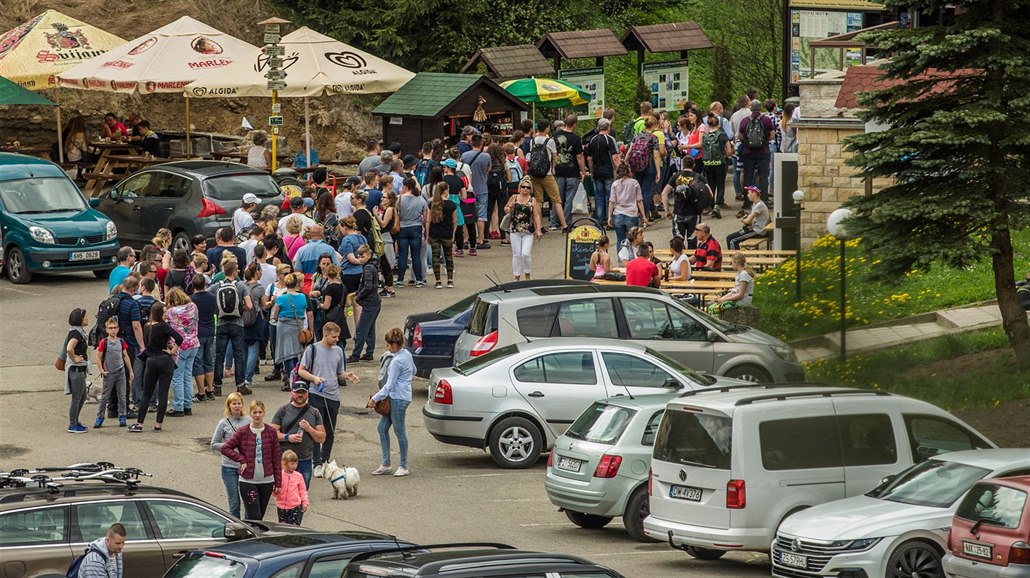 Do skalních měst v Adršpachu a Teplicích nad Metují přijely tisíce návštěvníků...