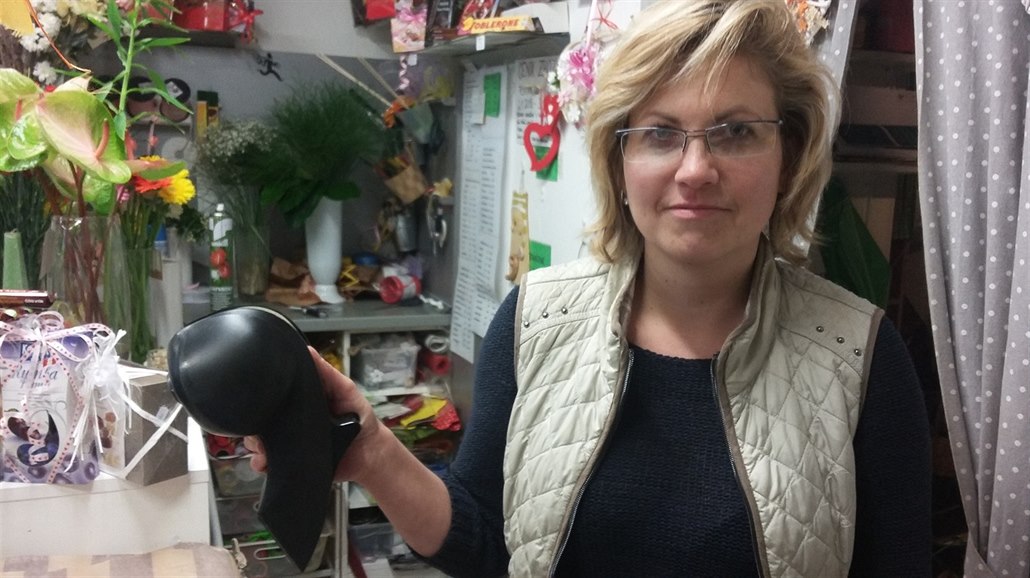 Hana Klímová ukazuje zásobník na lepicí pásku, který hodila po lupiči v...