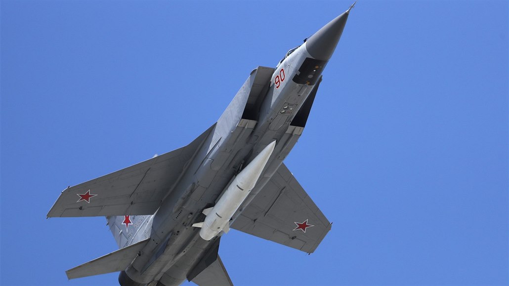 Nad Rudým nám�stím p�elétl i letoun MiG-31K. (9. kv�tna 2018)