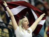 Lotyšská fanynka povzbuzuje své favority v utkání s Norskem.