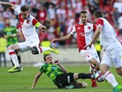 Zlonk Plzn Jan Kopic skluzem bere m Jakubu Hromadovi ze Slavie.