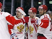 Ruští hokejisté slaví gól v síti Rakouska.