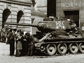 Tank T-34/85, věžové číslo 1-24, který byl zasažen 9. 5. 1945 na Klárově...