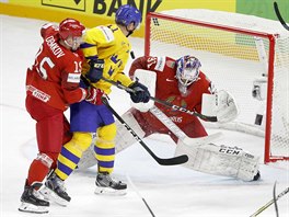 Běloruský brankář Ivan Kulbakov zasahuje proti švédské šanci.