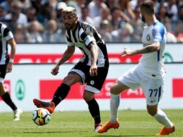 Valon Behrami (Udinese) se sousted na nahrvku obtovan Marcelem Brozoviem...