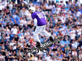 FIALOVÝ LETEC. Fanoušek letí na vznášedle nad stadionem fotbalové Fiorentiny ve...