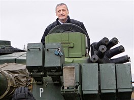 Ministr obrany Martin Stropnický v tanku T 72 M4 CZ bhem návtvy Vojenského...