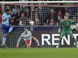 Fotbalista Marseille Rolando střílí postupový gól v prodloužení semifinále...