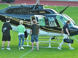 Fotbalista Pavel Nedvěd s rodinou odletěl z hodonínské exhibice v helikoptéře.