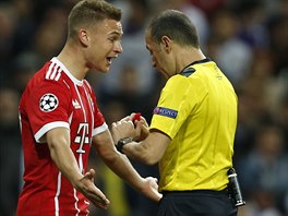 Joshua Kimmich z Bayernu (vlevo) a tureck sud Cuneyt Cakir bhem semifinlov...