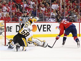 Jakub Vrna z Washingtonu pekonv branke Pittsburghu Matta Murrayho.