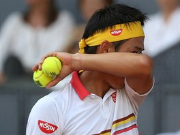 Japonsk tenista Kei Niikori v duelu s Novkem Djokoviem.