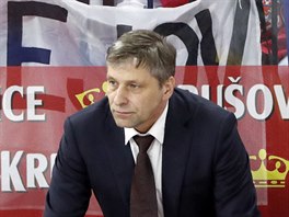 Český trenér Josef Jandač sleduje utkání mezi jeho výběrem a Švédskem.