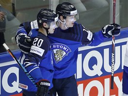 Finský hokejista Sebastian Aho (vlevo) gratuluje Vile Matti Savinainenovi ke...