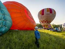 OBRAZEM: V balonu nad opylenými Slapy. A kdo najde svůj dům či hausbót? -  iDNES.cz