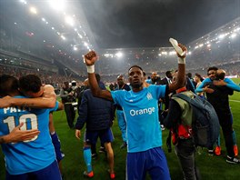 JSME TAM. Fotbalist Marseille oslavuj postup do finle Evropsk ligy.