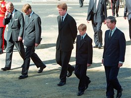 Princ Philip, princ William, Charles Spencer, princ Harry a princ Charles kráí...
