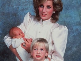 Princezna Diana, princ Harry a princ William na archivním snímku z roku 1984