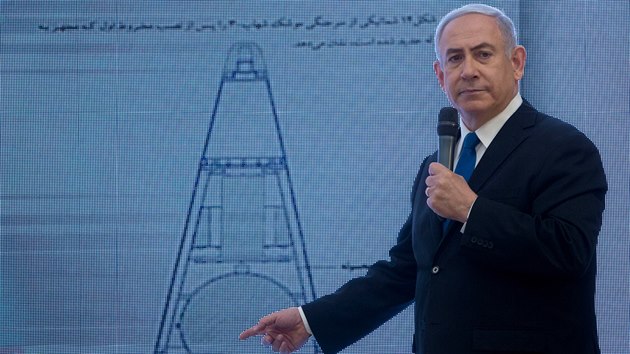 Izraelsk premir Benjamin Netanjahu v mimodnm televiznm projevu obvinil Tehern, e nadle rozioval sv schopnosti v oblasti vvoje jadernch zbran. (1. kvtna 2018)