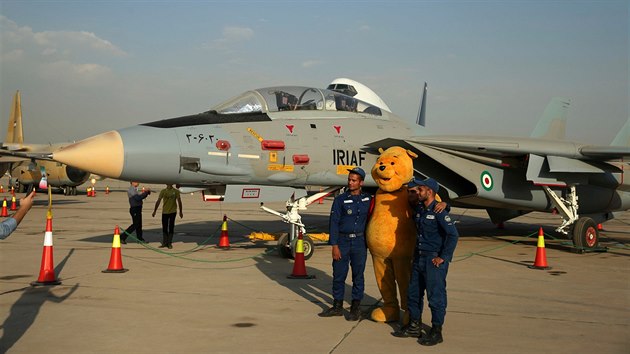 Stíhačka F-14 a Medvídek Pú na prezentaci úspěchů íránského letectva v Teheránu (23. září 2015)