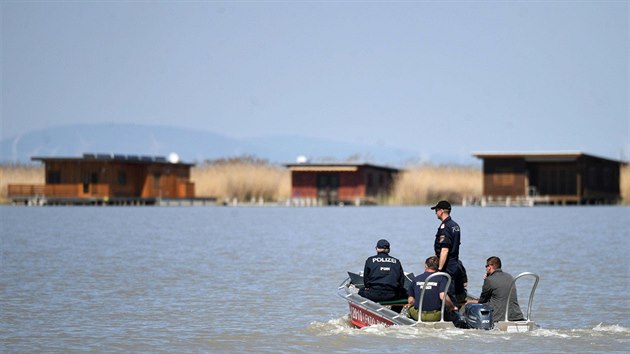 Rakouská policie hledá v Neziderském jezeře ostatky zavražděné ženy (20. dubna 2018)