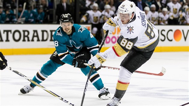 Tom Hertl ze San Jose pihl steleckmu pokusu Natea Schmidta.