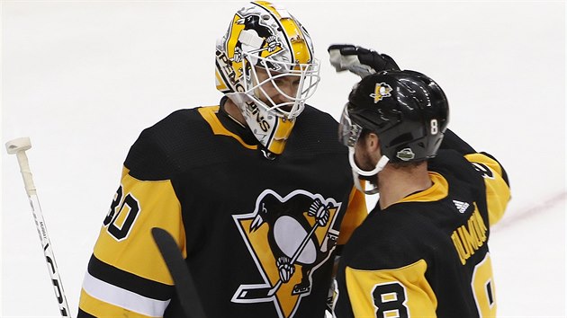 Brank Matt Murray a obrnce Brian Dumoulin oslavuj vhru Pittsburghu.