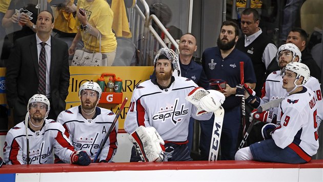 Brank Braden Holtby a jeho spoluhri z Washingtonu sleduj opakovan zbry glu, kter vstelil Pittsburgh do przdn branky.