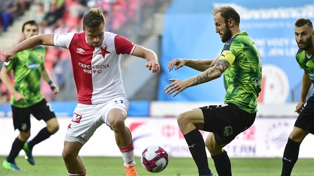 Stanislav Tecl ze Slavie se sna obejt Romana Hubnka z Plzn.