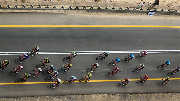 Pohled na zpolen cyklist ve tet etap Gira 2018.