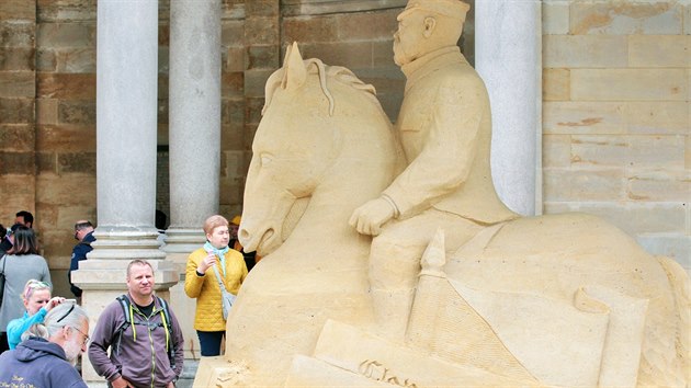 Výtvarník Tomáš Bosambo dokončuje před karlovarskou Mlýnskou kolonádou pískovou jezdeckou sochu T. G. Masaryka.