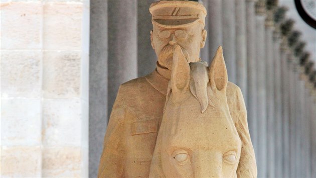 Výtvarník Tomáš Bosambo dokončuje před karlovarskou Mlýnskou kolonádou pískovou jezdeckou sochu T. G. Masaryka.