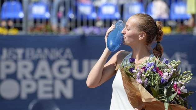 Tenistka Petra Kvitov pro vtzku praskho turnaje ve Stromovce.