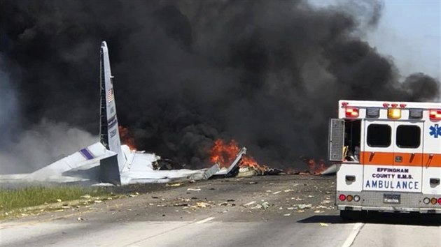 Vojensk dopravn letadlo C-130 se ztilo na kiovatku nedaleko mezinrodnho letit v Savannah v americkm stt Georgia. (2. kvtna 2018)