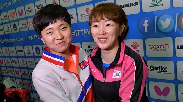 Stolní tenistky Kim Song I z KLDR (vlevo) a Suh Hyowon z Jižní Koreje se radují ze spojení svých zemí v jeden tým.