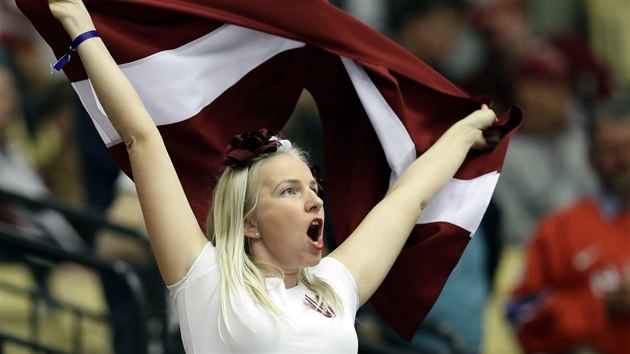 Lotyšská fanynka povzbuzuje své favority v utkání s Norskem.