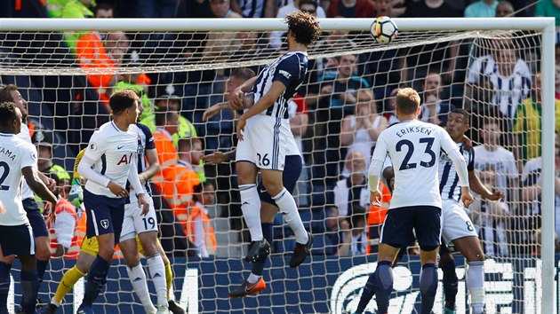 Ahmed Hegazi (West Bromwich) hlavikuje na branku Tottenhamu.