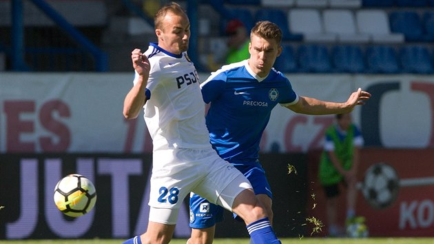 Zdenk Folprecht (Liberec) a Pavel Dvok (Jihlava) v souboji o balon.