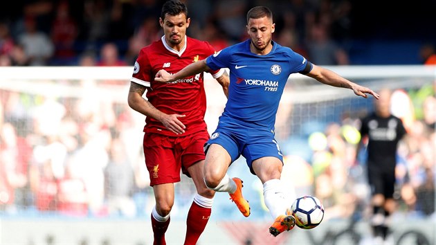 Eden Hazard z Chelsea (v modrém) zpracovává míč s Dejanem Lovrenem z Liverpoolu v zádech.