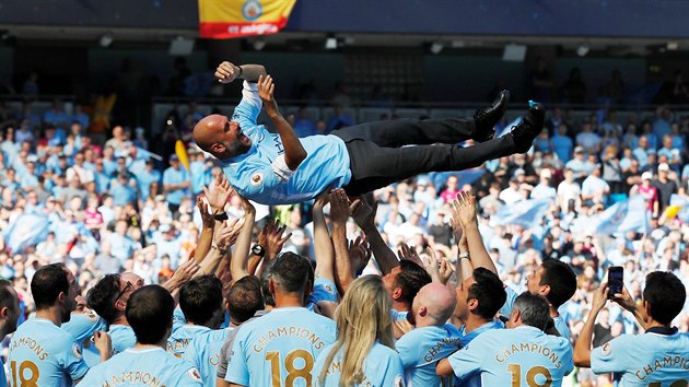 ŠAMPION. Manažer Manchesteru City Pep Guardiola vyhrál svůj první titul v anglické Premier League.